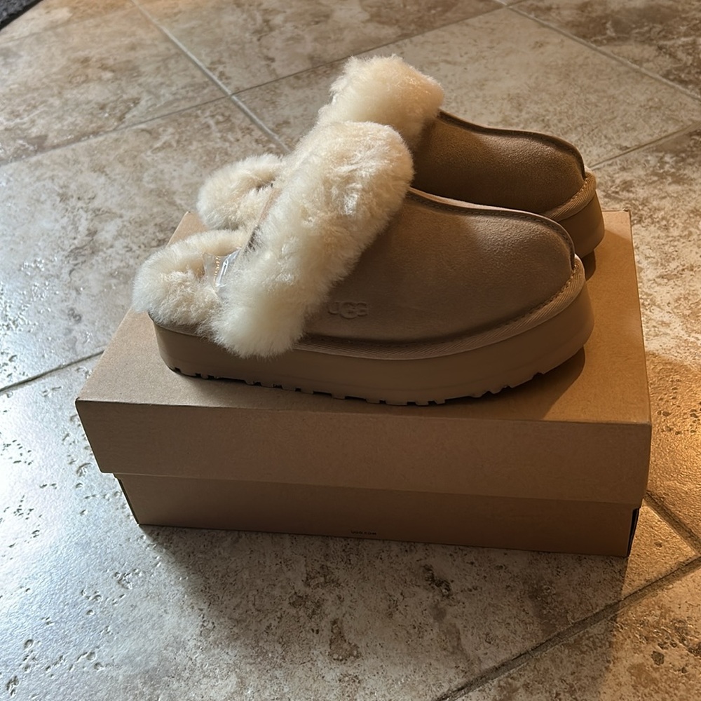 *NWT* UGG SHOES - SIZE 6 ( WOMANS )